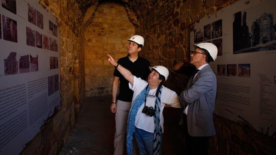 La arqueóloga territorial, Hortensia Larrén, explica la actuación en el Monasterio de Moreruela al director de Patrimonio, Enrique Saiz (d) y al delegado terrotorial, Alberto Castro