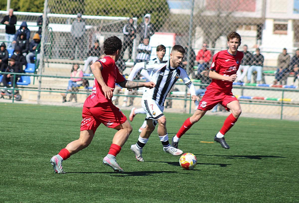 Carlos Segura intenta encarar la portería del conjunto balear, en Gaetà Huguet.