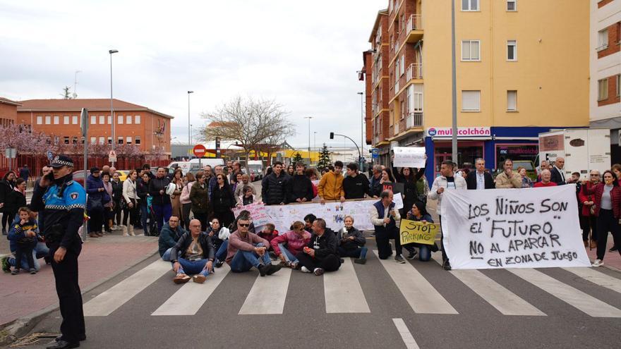 VÍDEO | Los vecinos de La Vaguada cortan la calle en señal de protesta contra el aparcamiento