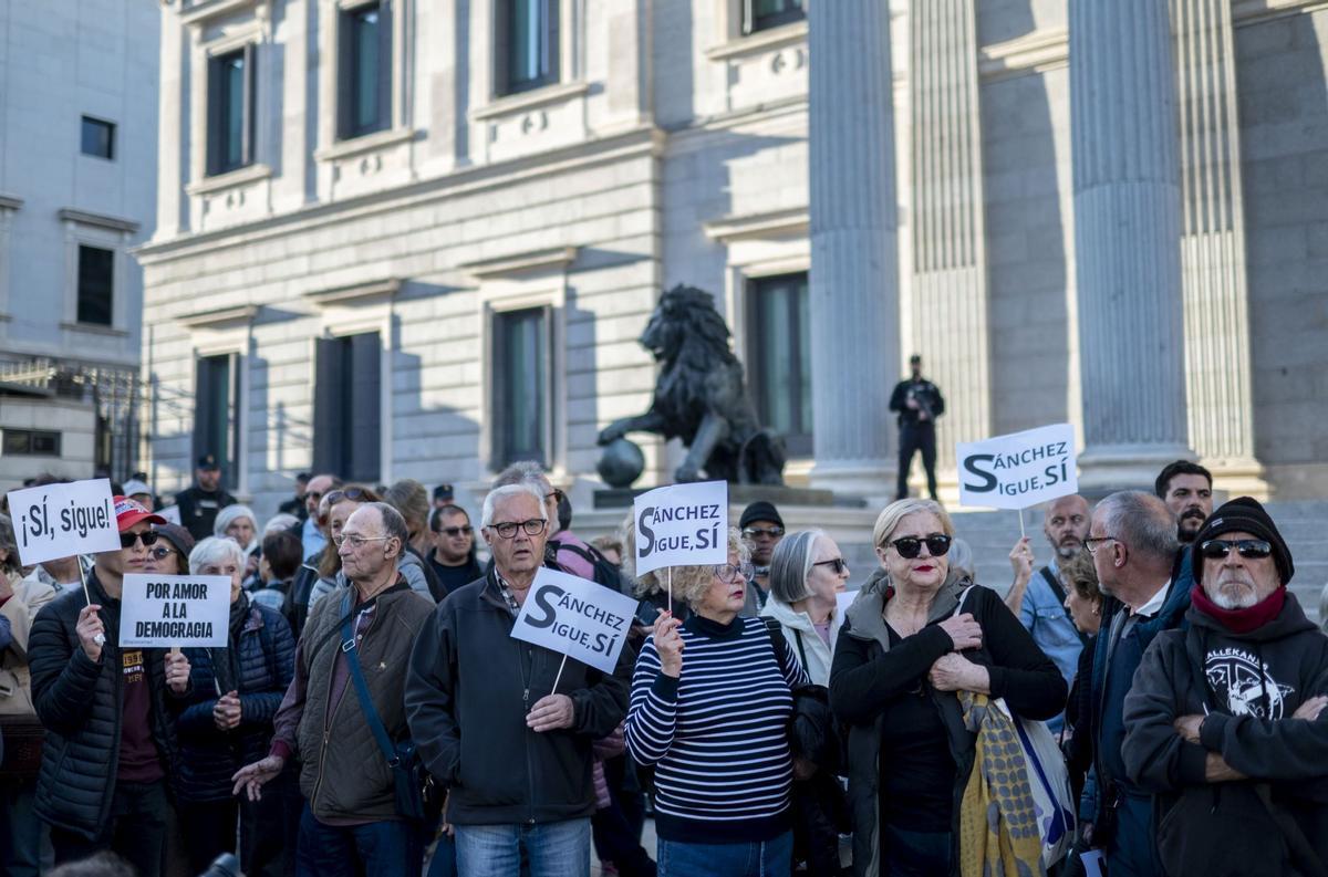 Decenas de personas durante una manifestación en apoyo a Pedro Sánchez, hoy 28 de abril de 2024, en Madrid. La manifestación se ha convocado bajo el lema ‘Sus chantajes, sus bulos y su mafia no pueden contra la democracia y contra el pueblo’