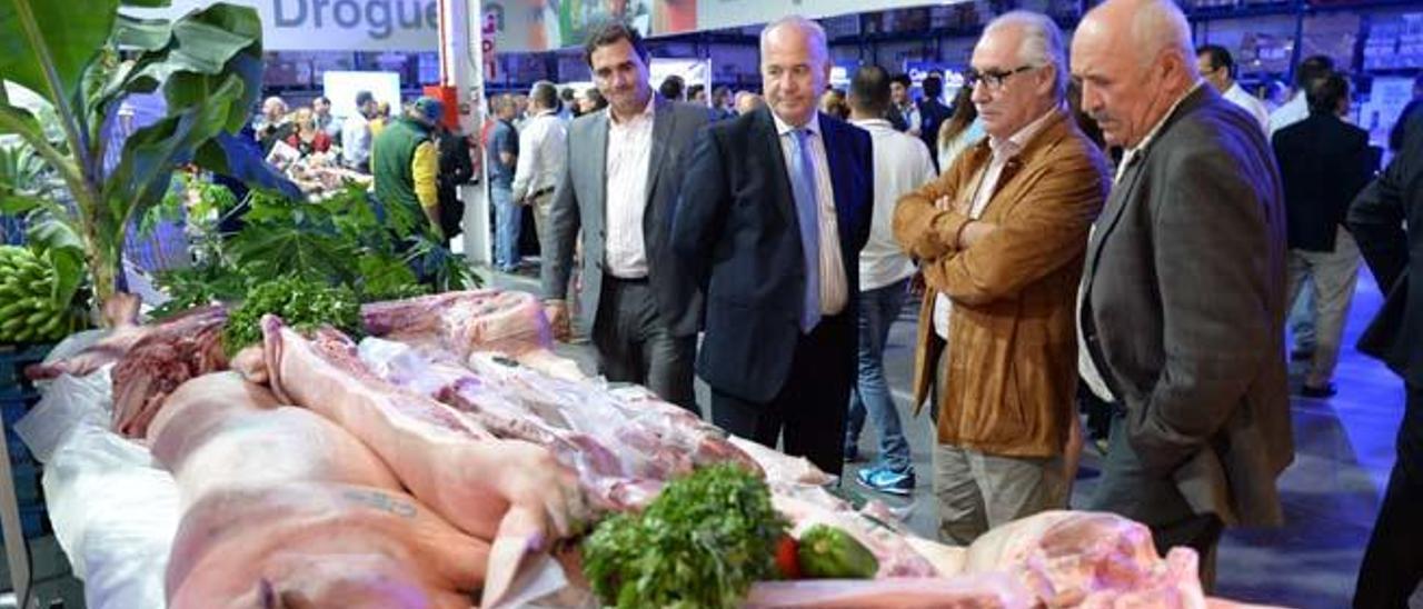 Proveedores y clientes de Makro, ayer en el acto de homenaje en las instalaciones de Telde, ante un mostrador de carnicería.