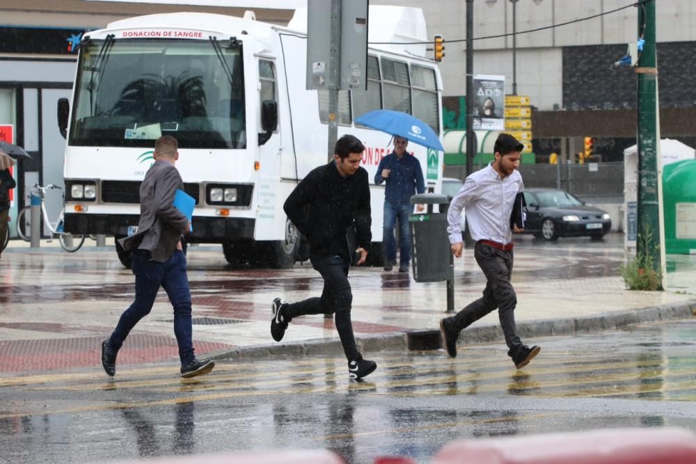 La semana se despide con una mañana lluviosa en Málaga capital, que verá cómo se abren los cielos de cara al fin de semana