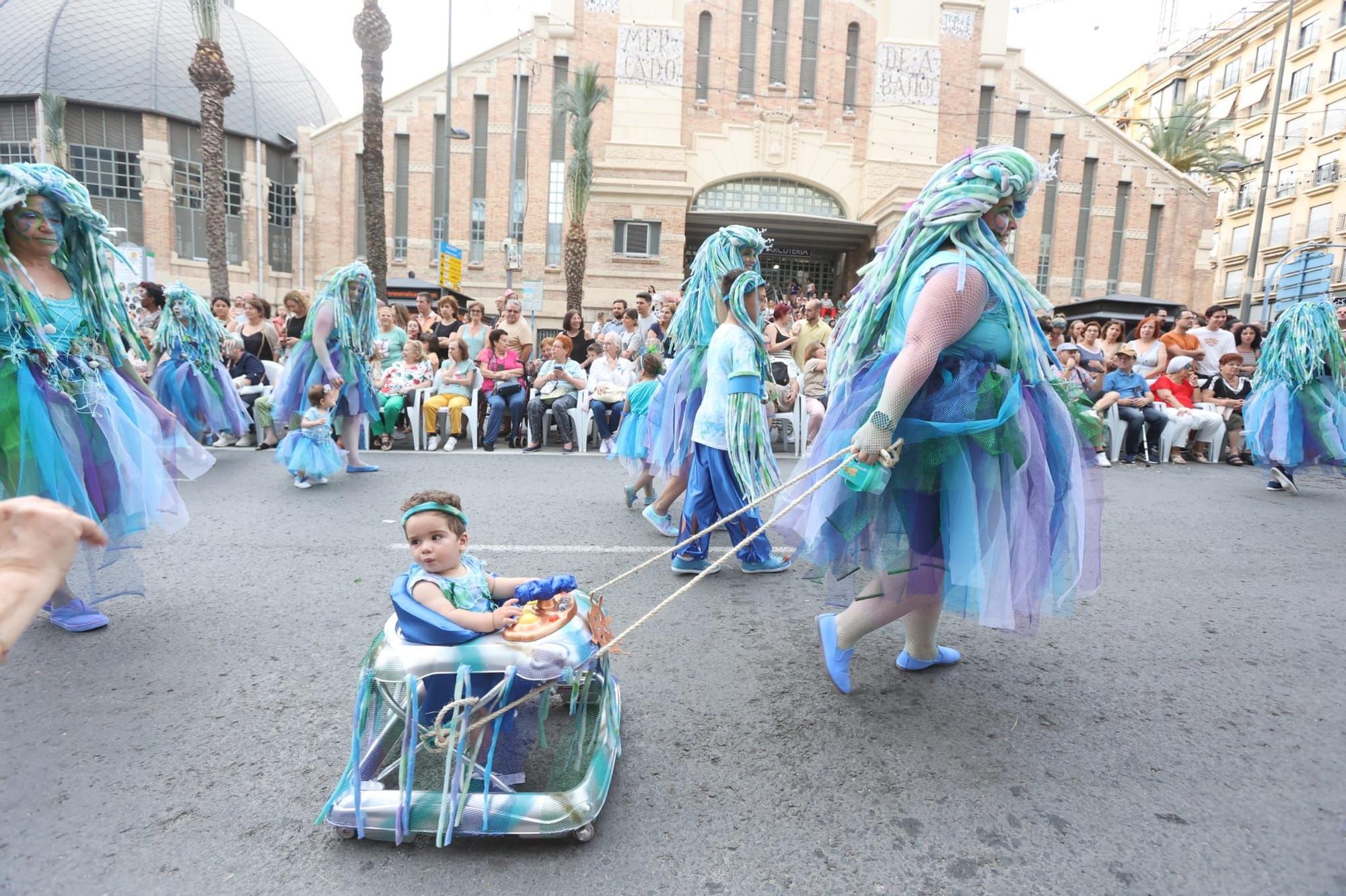 Las 89 hogueras y 20 barracas inundan las calles de Alicante con el tradicional desfile del Ninot