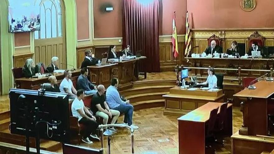 Imatge dels sis mossos a la taula d'acusats durant el judici a l'Audiència Provincial de Barcelona