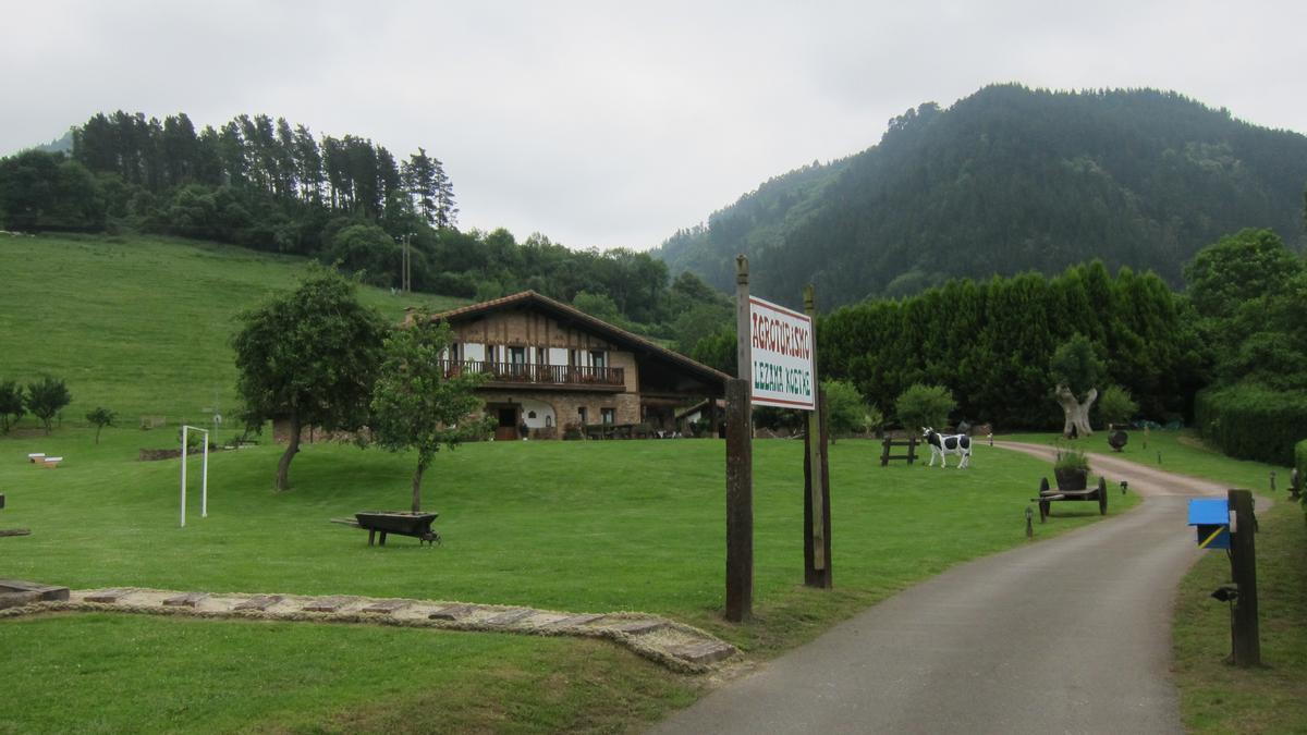 Una imagen de una casa rural.