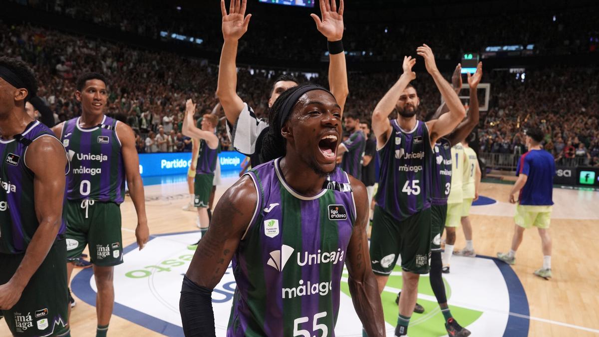 Los jugadores del Unicaja celebran la eliminación del Barça en los cuartos del playoff.
