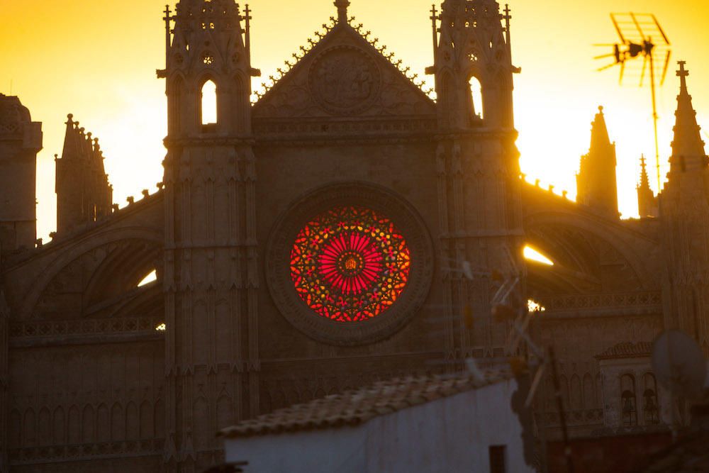 Más de 500 personas admiran el solsticio de invierno en la Seu