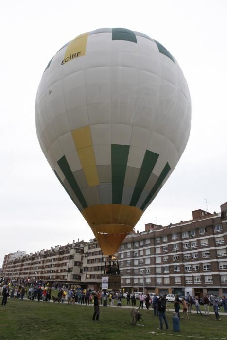 Salida de la regata de globos aerostáticos desde el "solarón", en Gijón.