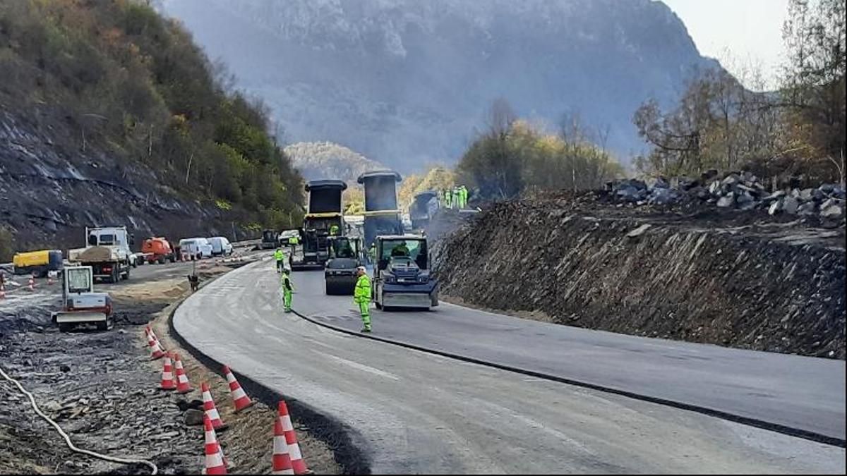 Obras en el lugar del argayo.