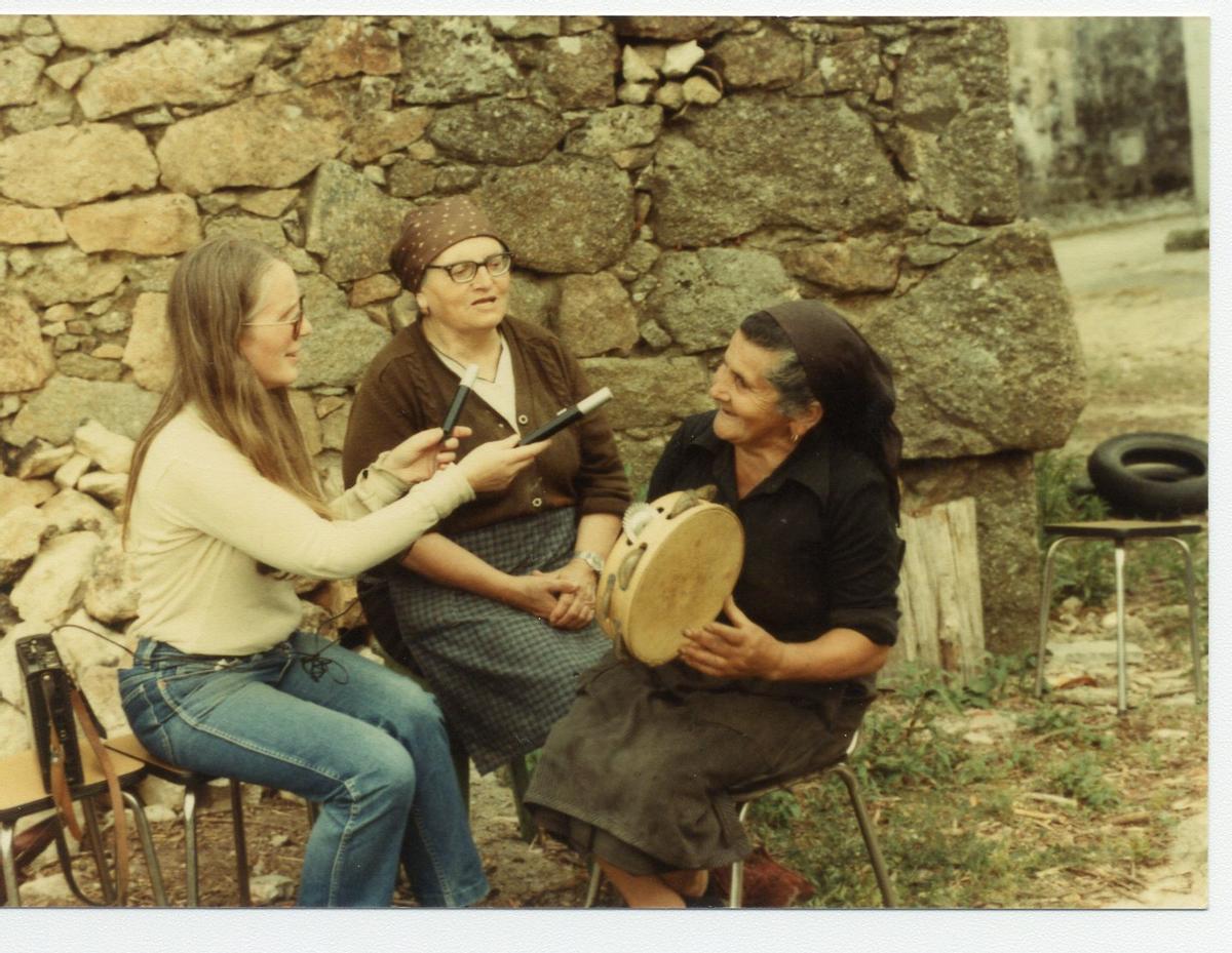 A musicóloga suiza Dorothé Schubarth grava dúas veciñas de Santiago de Mens (Malpica)  no 1988. // A. SANTAMARINA