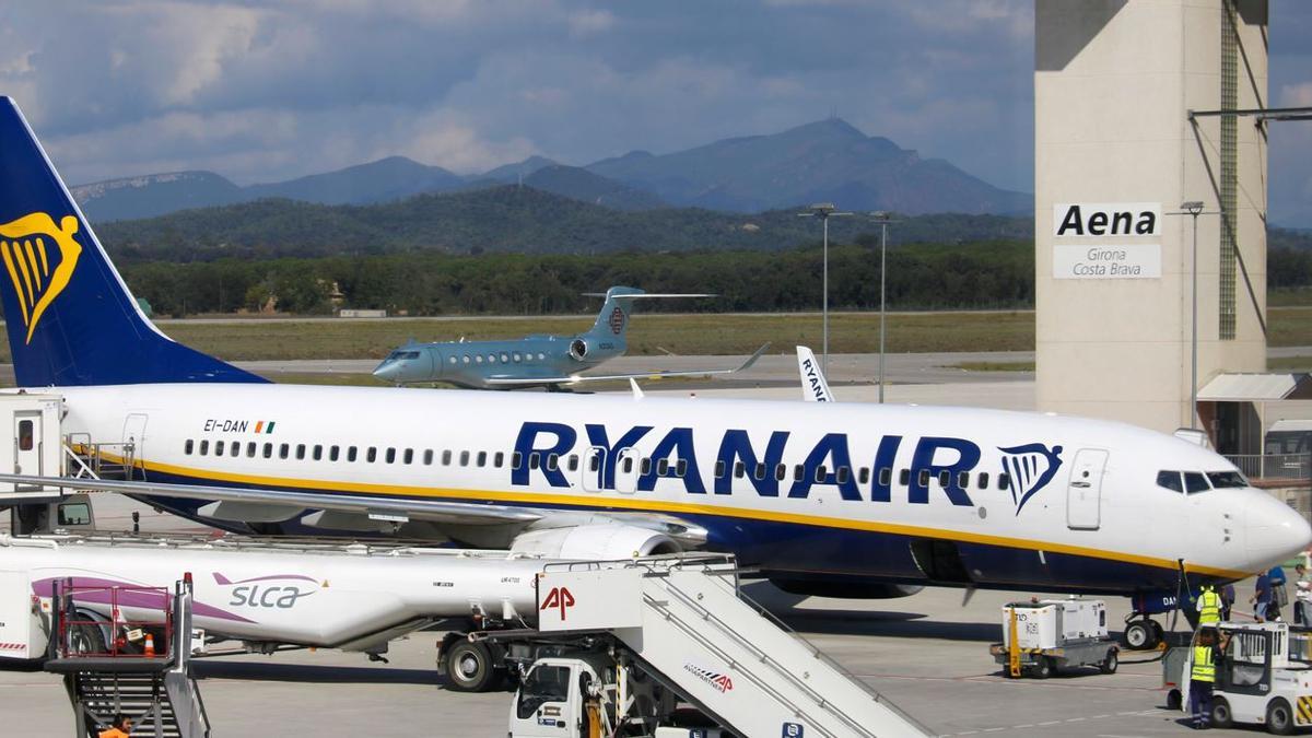 Pla obert d&#039;un dels avions de Ryanair aterrats a l&#039;Aeroport Girona-Costa Brava amb la torre de control de fons el 2 d&#039;octubre de 2019