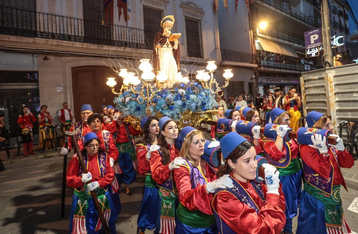 Así ha sido la procesión y traslado de San Antón a su ermita, último acto de las fiestas de Elda