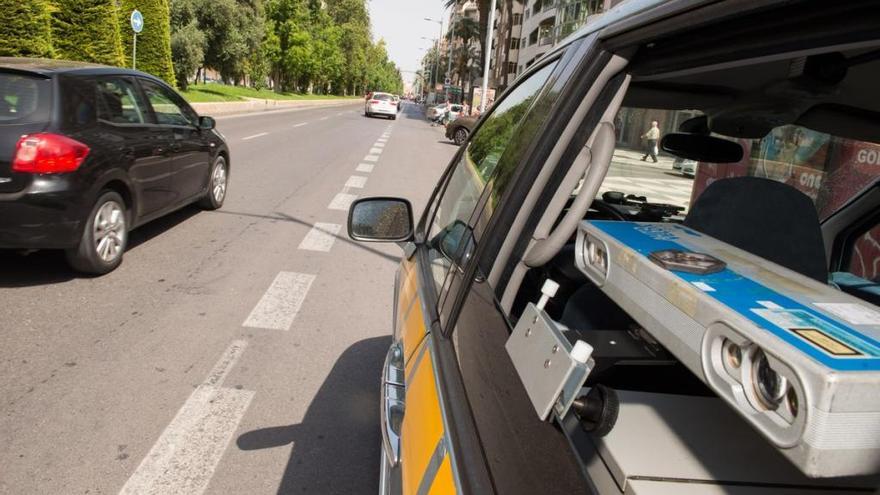 Un coche radar por las calles de Cartagena