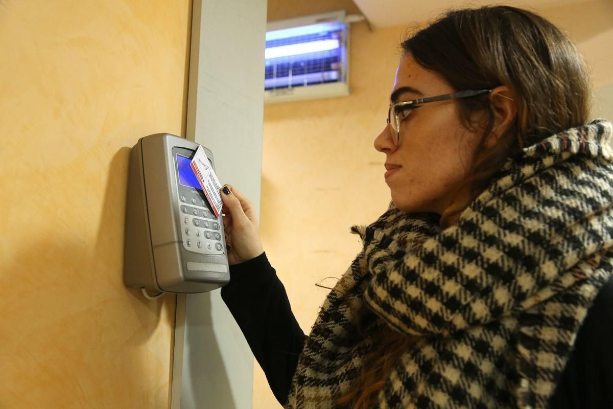 En España, los trabajadores de ocho horas que fichan por a la entrada y a la salida son los predominantes.