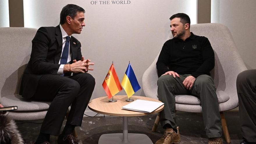 El presidente del Gobierno, Pedro Sánchez, junto al presidente de Ucrania, Volodymyr Zelensky, durante una reunión en los márgenes del foro de Davos el pasado miércoles.