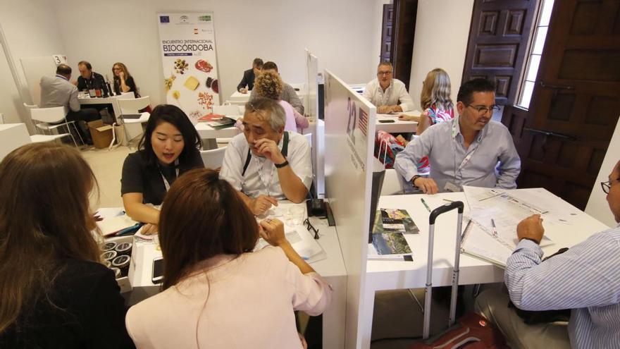 Susana Díaz celebra «contenido y el continente» de la feria alimentaria