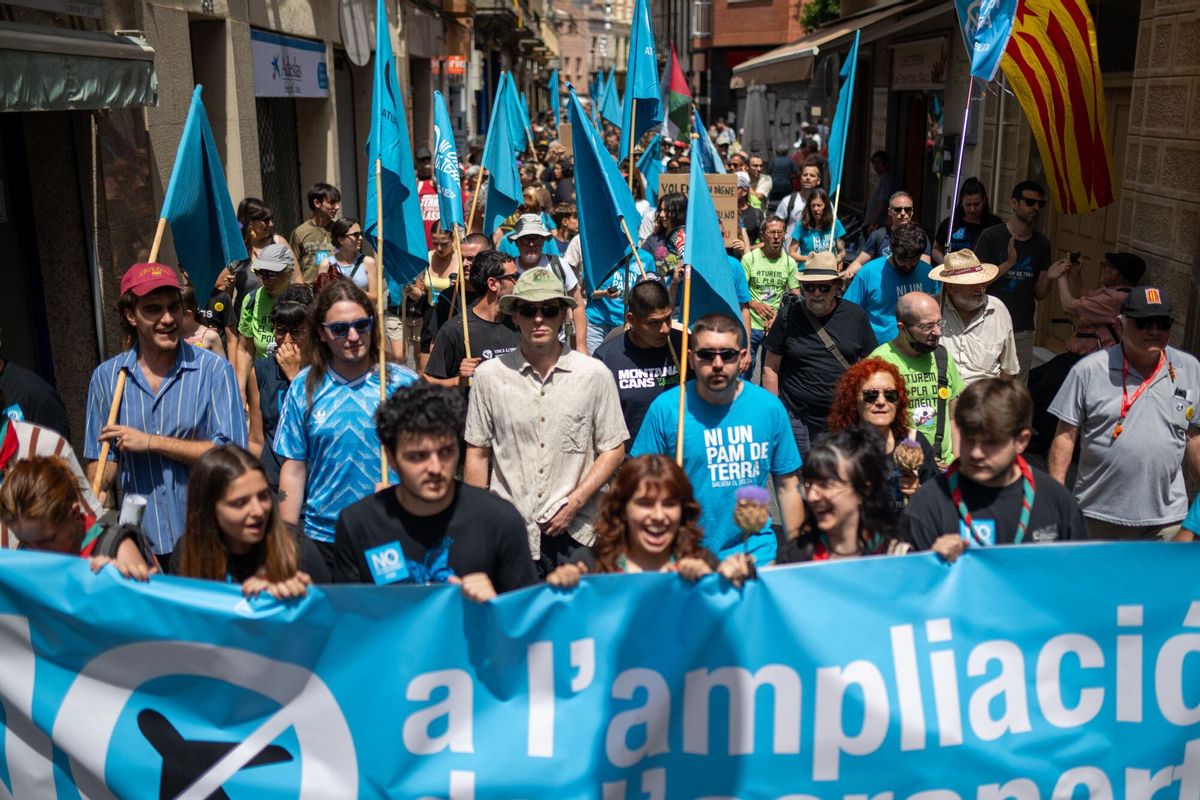 Decenas de personas durante una concentración contra la ampliación del Aeropuerto Josep Tarradellas Barcelona-El Prat?, a 14 de junio de 2025, en El Prat de Llobregat, Barcelona, Catalunya (España). El objetivo de la protesta, convocada por la plataforma Ni un pam de Terra, es mostrar el rechazo ciudadano al proyecto de ampliación de la tercera pista del aeropuerto que, según los convocantes, tendrá un grave impacto ambiental y social sobre espacios protegidos como La Ricarda y el Remolar, en el delta del Llobregat. 14 JUNIO 2025;AEROPUERTO;MANIFESTACIÓN;AMPLIACIÓN;PROTESTA Lorena Sopêna / Europa Press 14/06/2025. Lorena Sopêna;