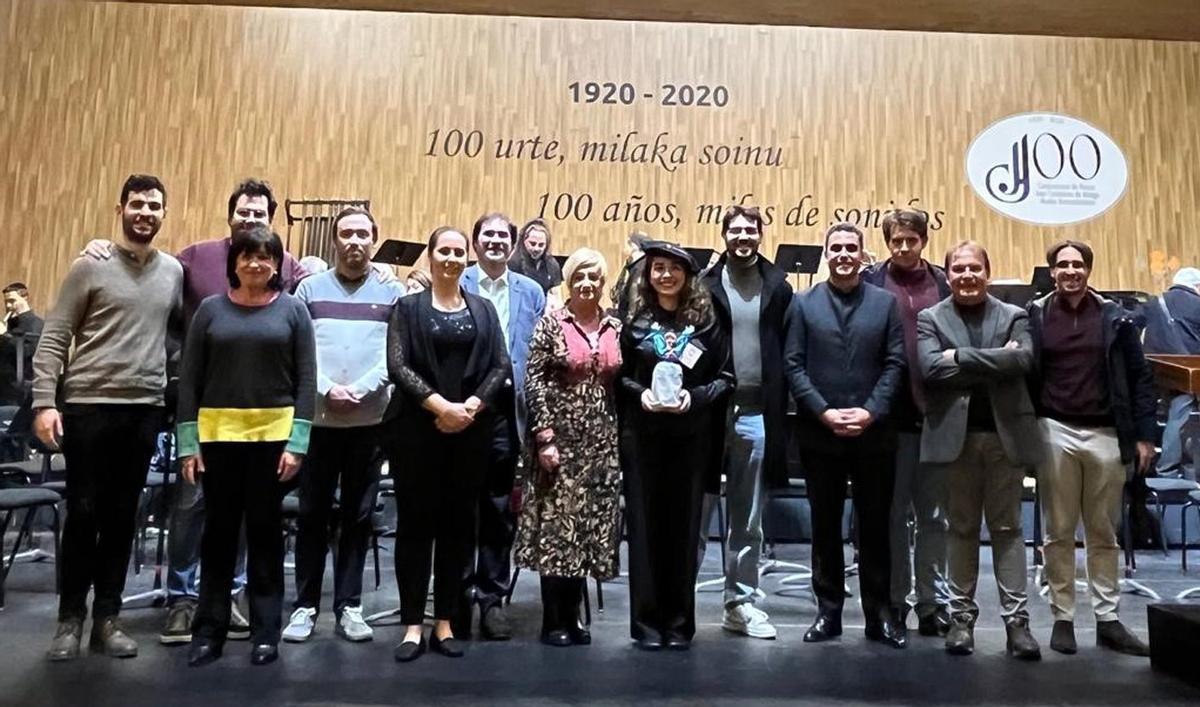 Claudia Carballo dirigiendo a la Banda Municipal de Bilbao. |