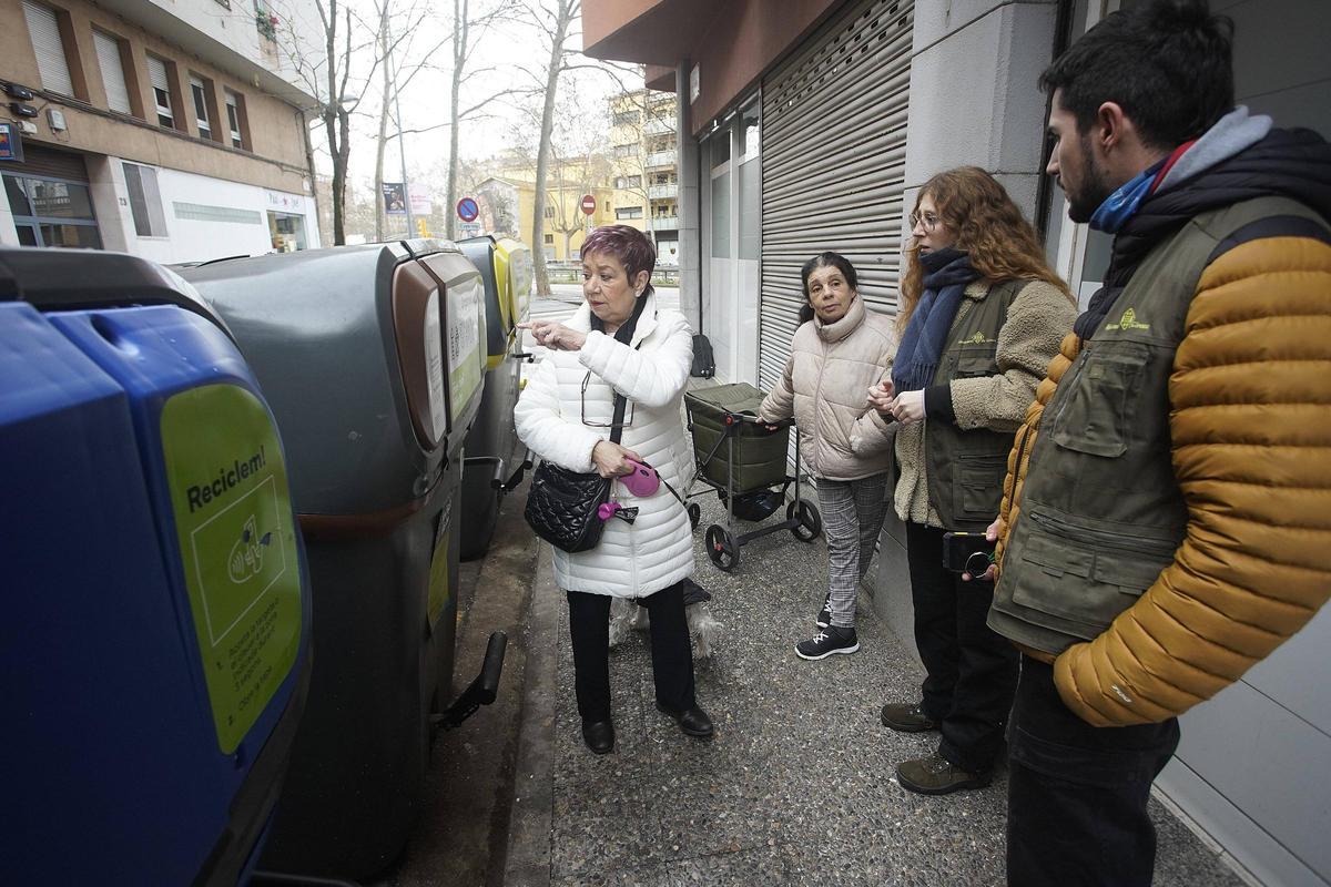 Els educadors ambientals resolen dubtes sobre l’ús de la targeta als contenidors.
