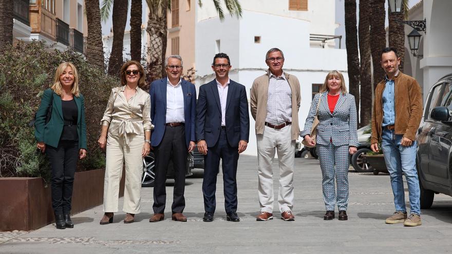 Encuentro de exalcaldes de Ibiza por el aniversario de la Declaración de Patrimono de la Humanidad y capitalidad