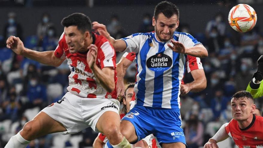 Lapeña salta de cabeza en el partido de la primera vuelta contra la SD Logroñés en Riazor. |  // CARLOS PARDELLAS