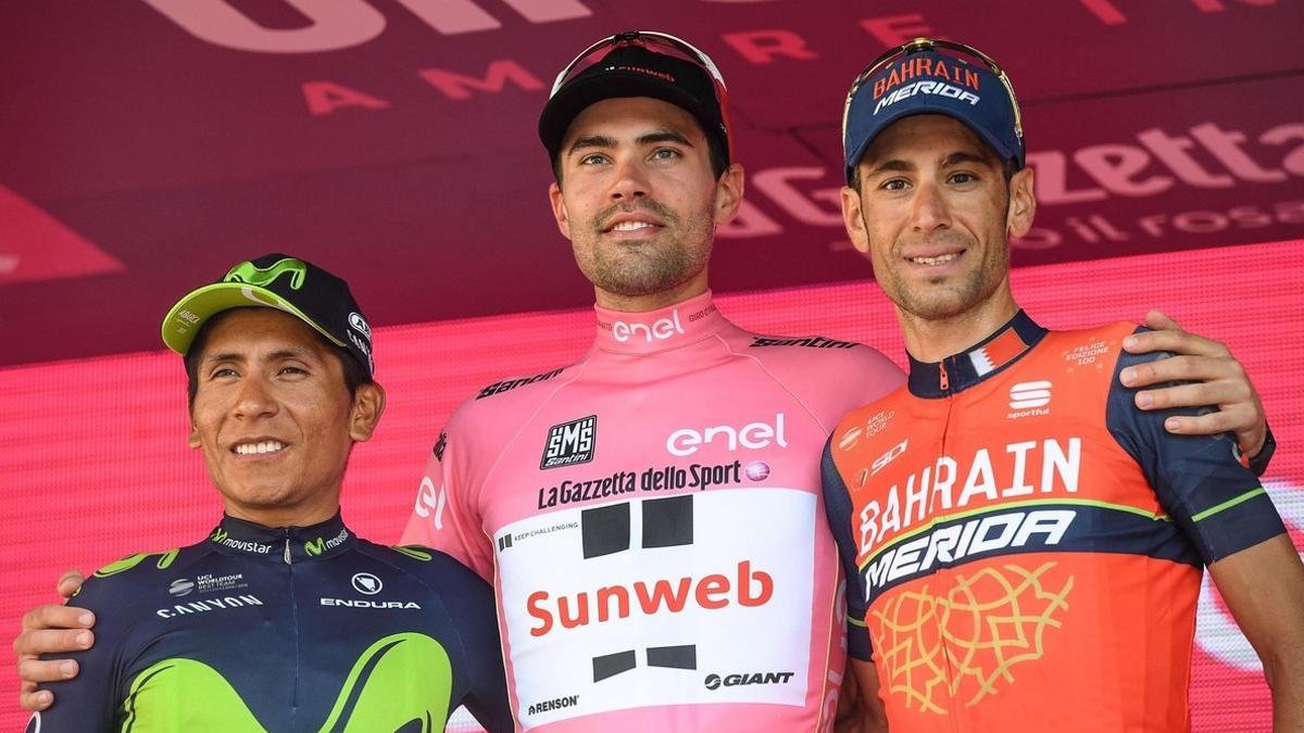 Tom Dumoulin, en el podio final del Giro, junto a Nairo Quintana (Izquierda) y Vincenzo Nibali