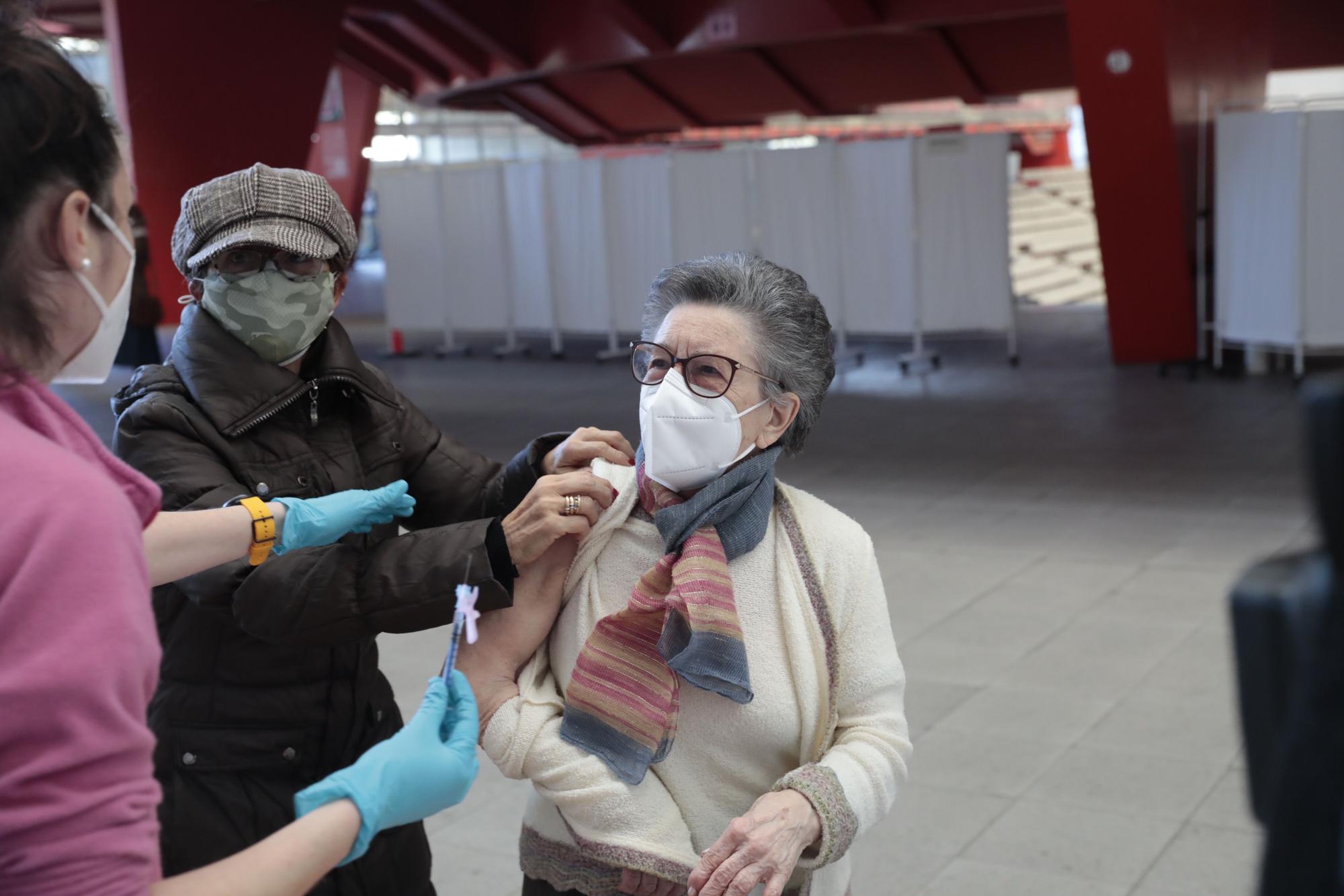 Intensa vacunación en el Palacio de Deportes de la Guía (Gijón)