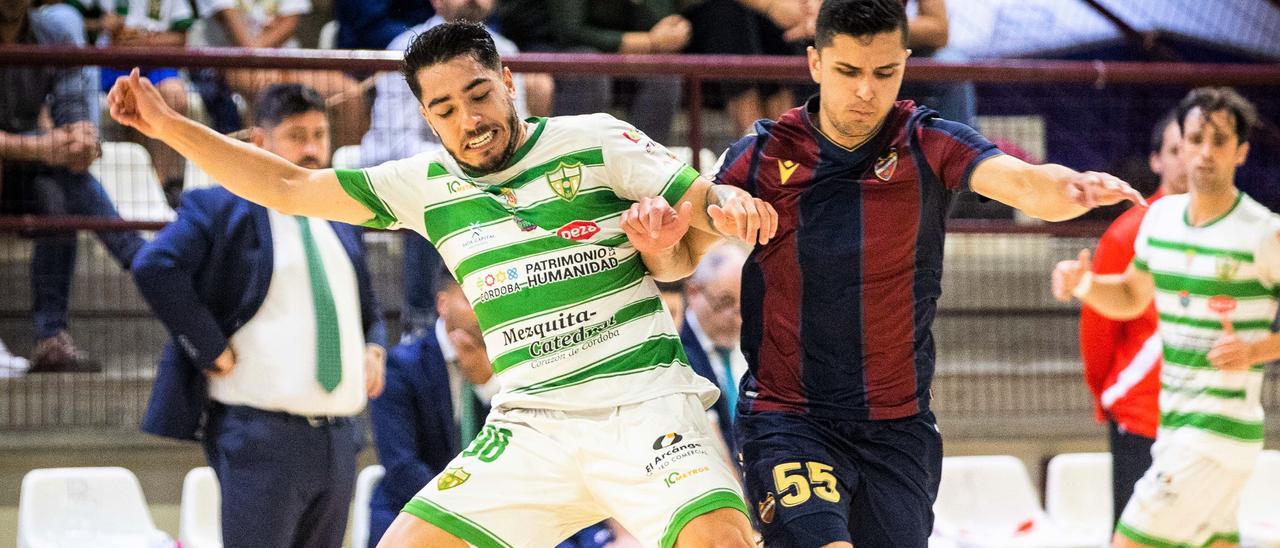 Lucas Perin pugna con Antoniazzi en el partido entre el Levante y el Córdoba Futsal.