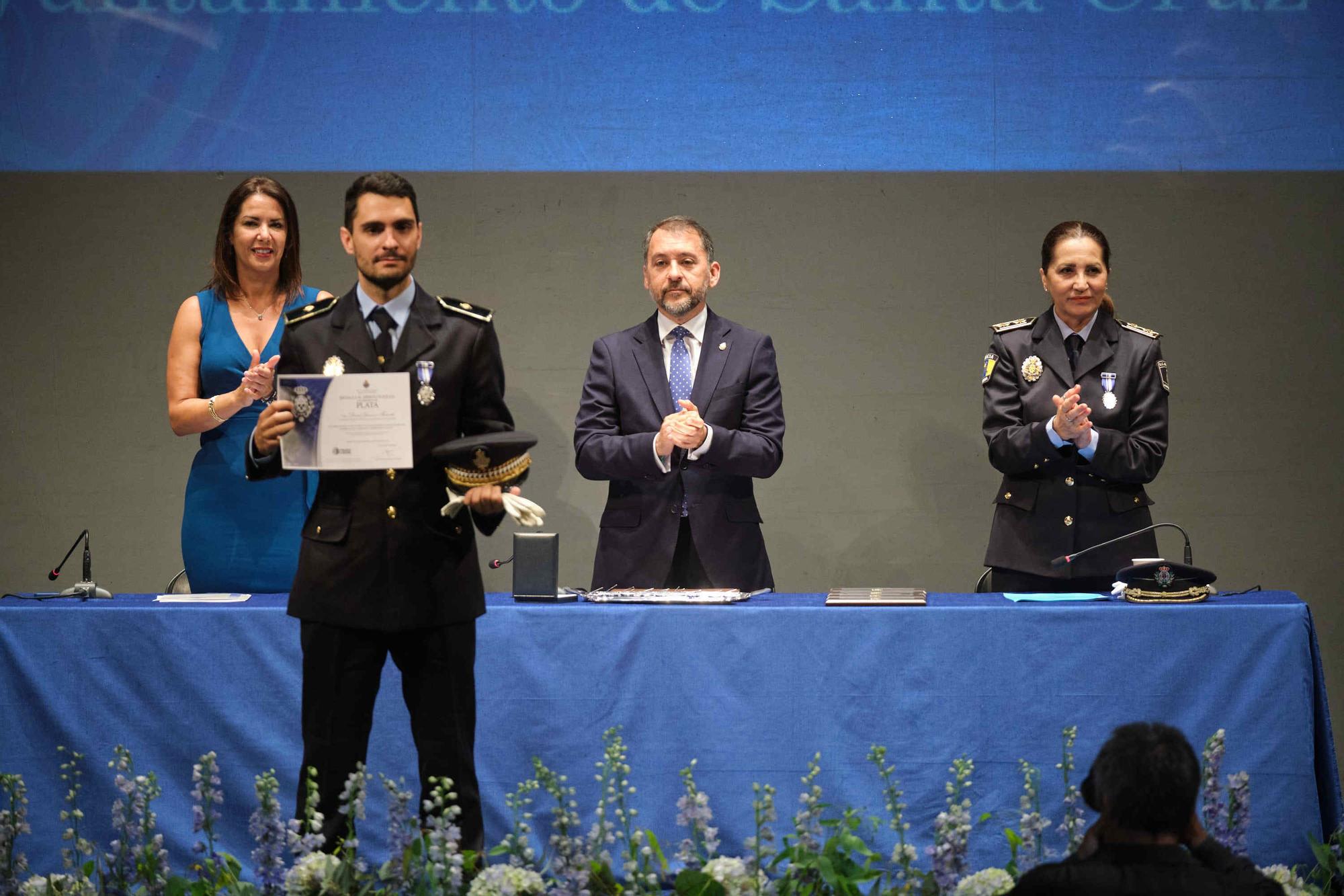 Día de la Policía, con homenajes a agentes y vecinos de Santa Cruz