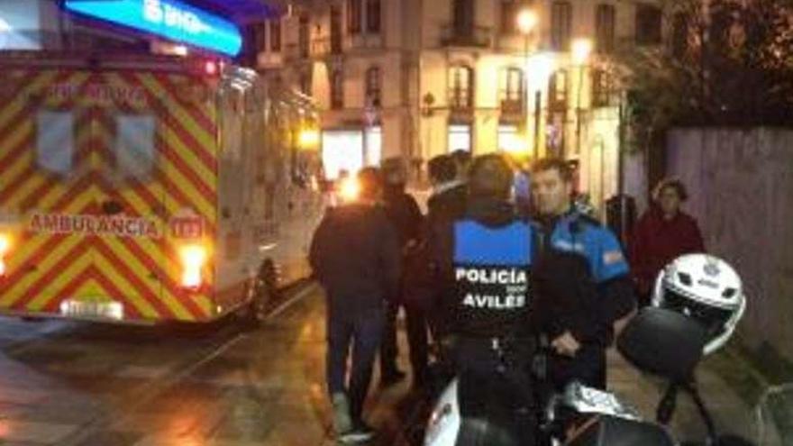 Agentes de Policía y sanitarios en la calle La Estación.