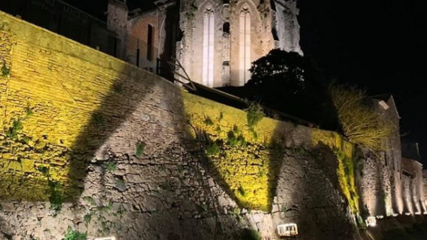 La basílica de Santa Maria de Castelló d&#039;Empúries banyada de groc per l&#039;endometriosi