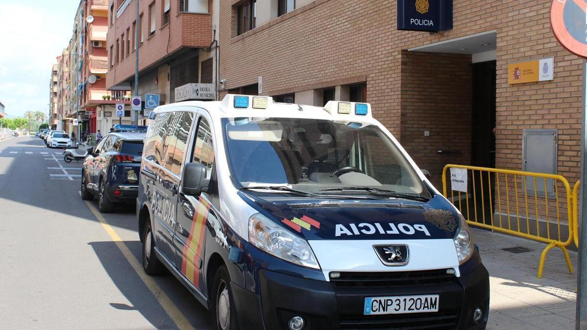 Vehículos de la Policía Nacional a la puerta de la Comisaría de Alzira.