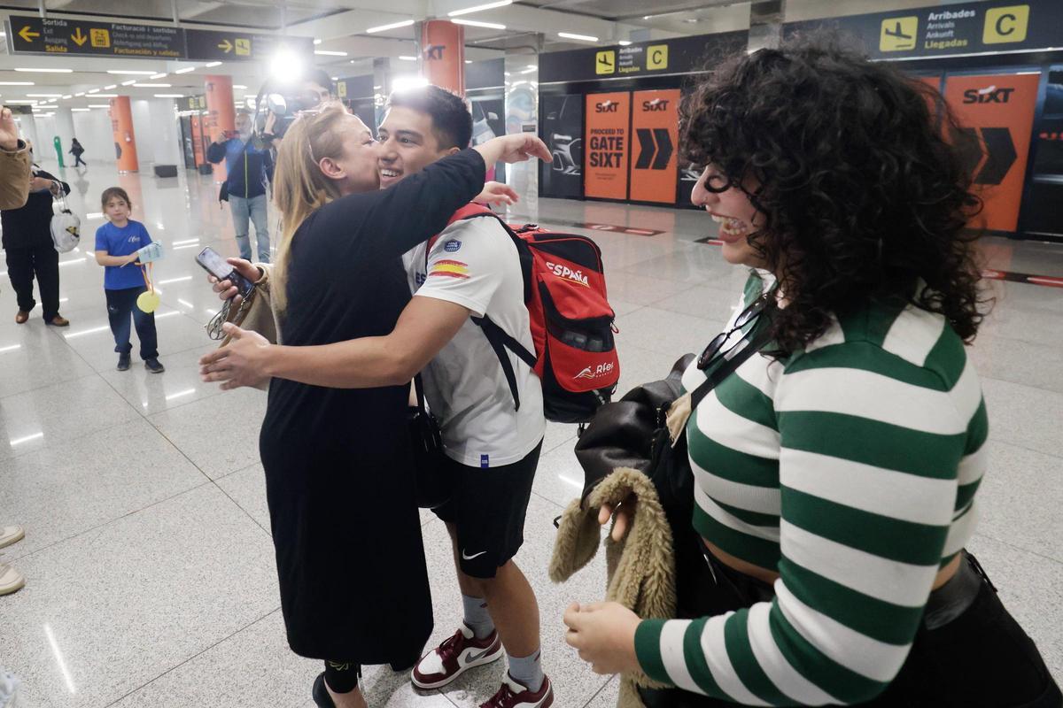 Adrián Abadía se abraza con su madre a su llegada al aeropuerto de Son Sant Joan.