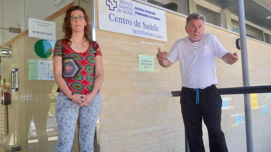 Los portavoces de Barro, Sonia Fernández, y de Monte Porreiro, Carlos Diéguez, ante el centro de salud del barrio pontevedrés.  // R.V.