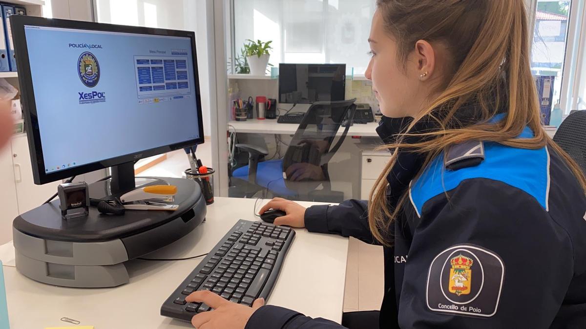 Una agente de la Policía Local de Poio en las oficinas de San Salvador.