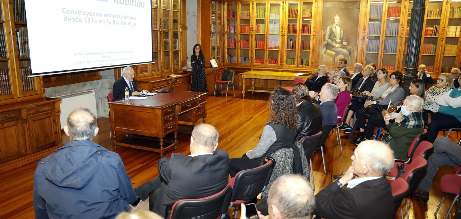 Asistentes a la conferencia del empresario, impulsor de Grupo Rodman, centrada en el vínculo entre Vigo y el mar.