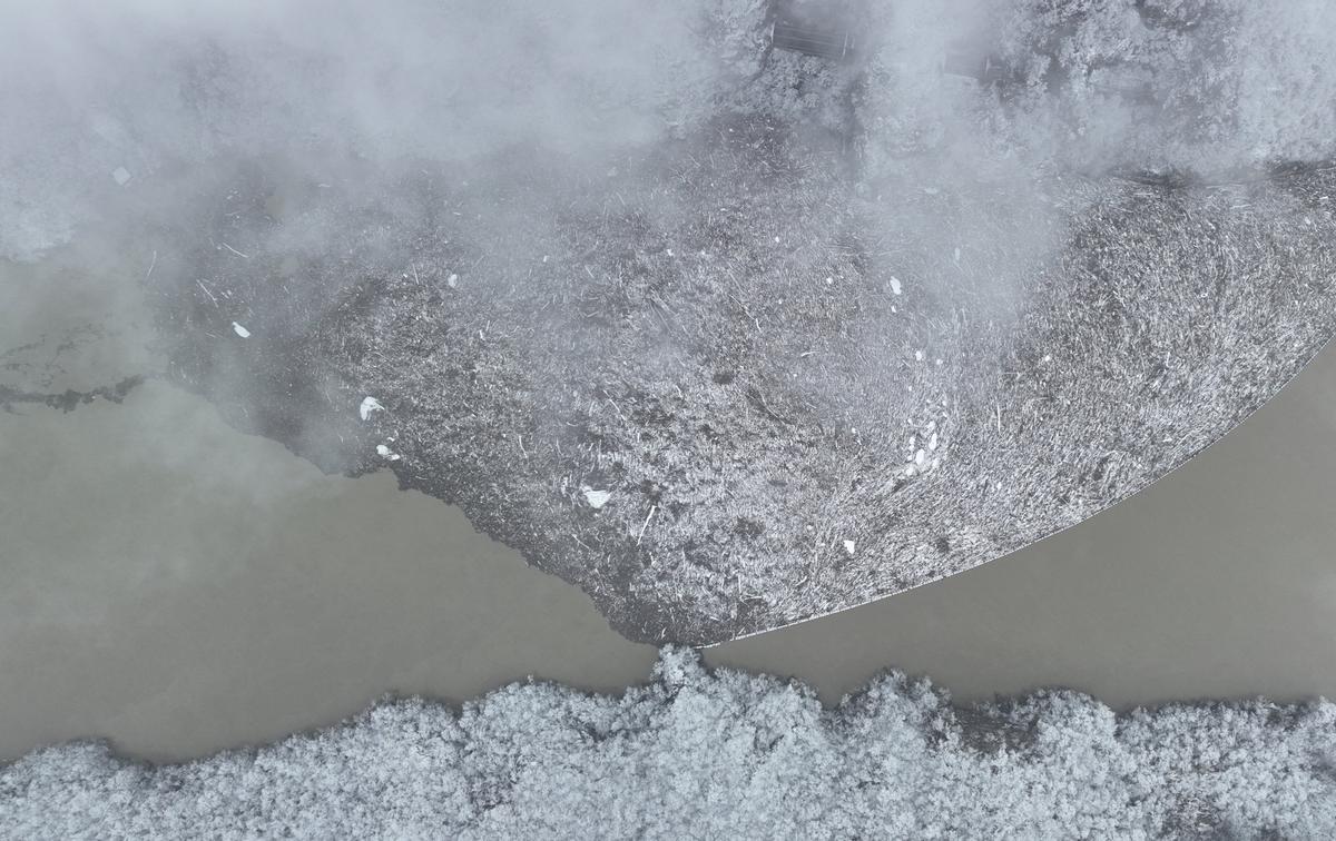 El río Drina, en Bosnia, obstruido por enormes cantidades de basura