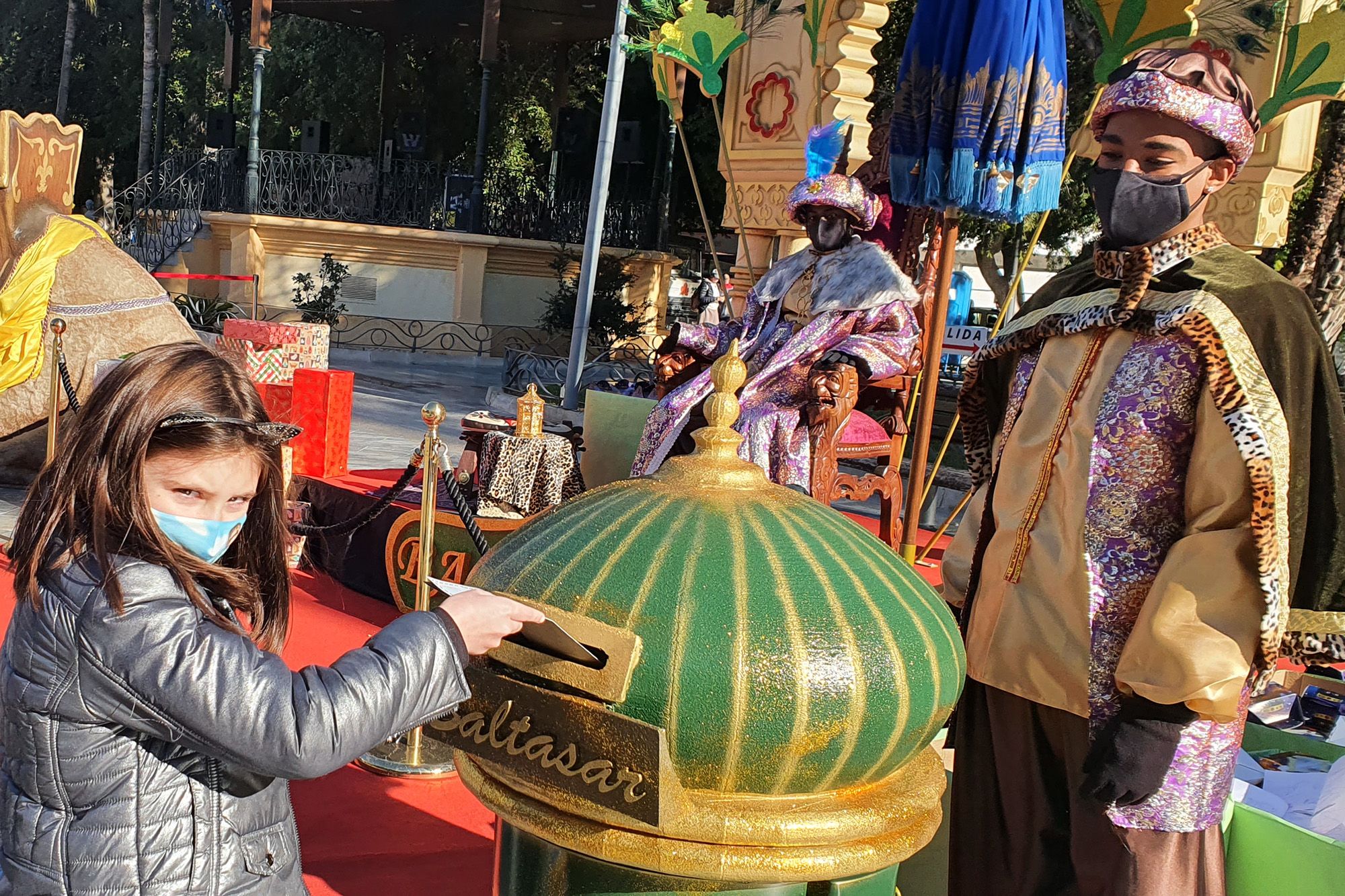 Los Reyes Magos reciben a los niños de Orihuela en la Glorieta