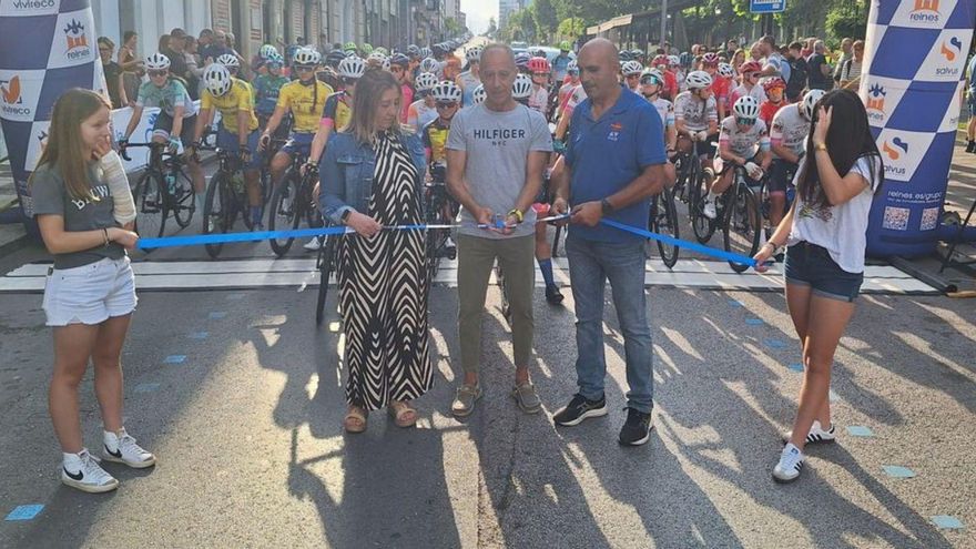 Los concejales Sonia Lago y Jesús Abad, y el presidente de la Escuela de Ciclismo Viella, Paco Fuentes, ayer cortando la cinta de salida. |