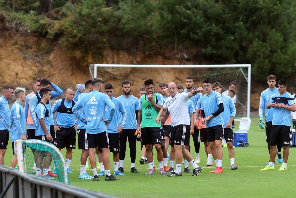 La afición disfruta del entrenamiento del Celta en el Día de Galicia