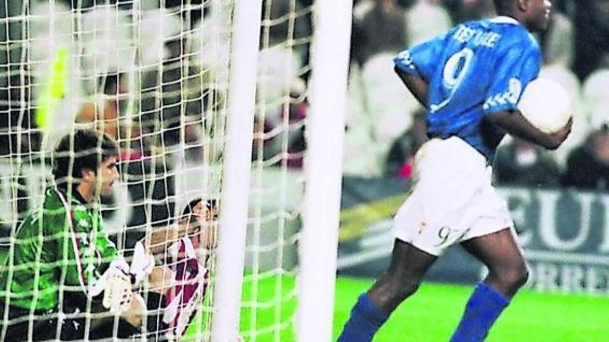 Dely Valdés recoge el balón de la meta de Valencia en el Athletic-Oviedo de 1998.