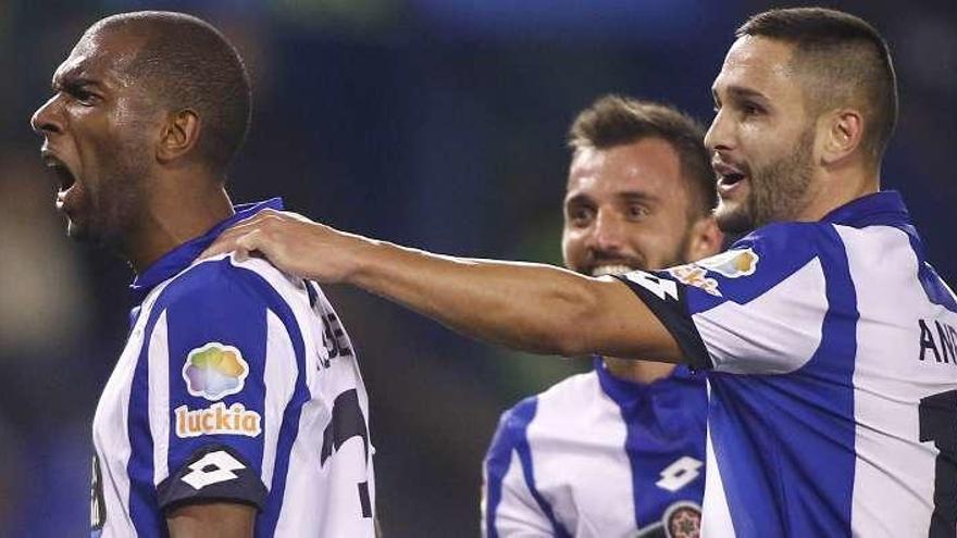 Ryan Babel, a la izquierda, celebra un gol con Çolak y Andone.