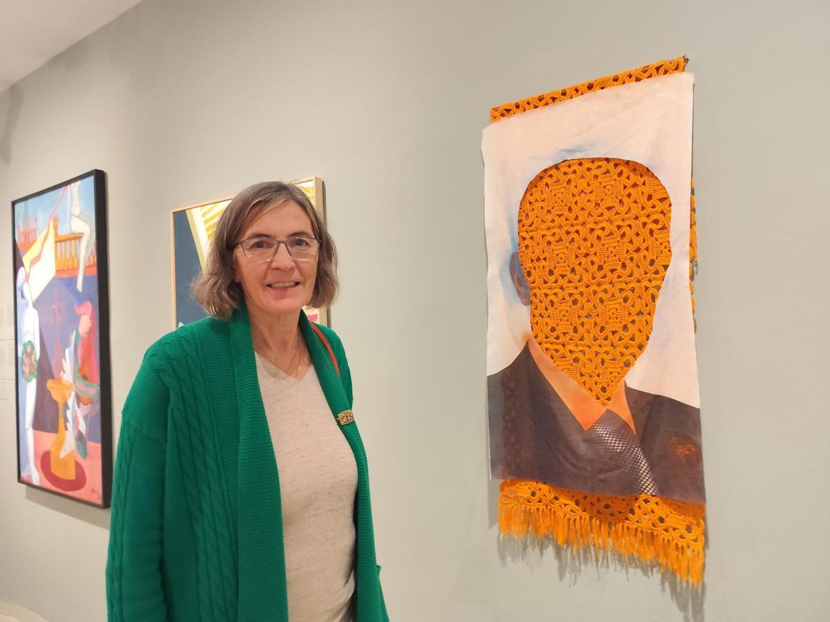 Francesca Piñol davant una peça de l'artista empordanesa Rosa Tharrats, que forma part del fons del Museu de l'Empordà.