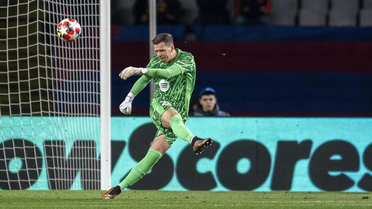 Szczesny desplaza en largo el balón durante el Barça-Atalanta de la Champions en Montjuïc.