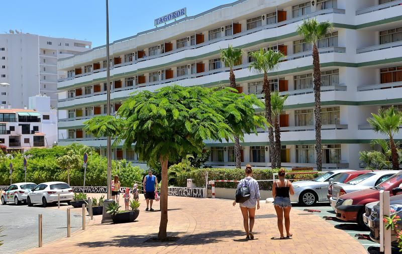 16/07/2018 PLAYA DEL INGLÉS, SAN BARTOLOMÉ DE TIRAJANA. Fachada del edificio de los apartamentos Tagoror de Playa del Inglés. SANTI BLANCO  | 16/07/2018 | Fotógrafo: Santi Blanco