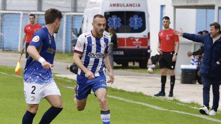 Álvaro Santamaría da un paso adelante en el Avilés tras un inicio dubitativo