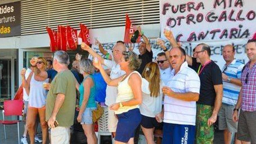 El Consell intenta evitar  la huelga en el aeropuerto