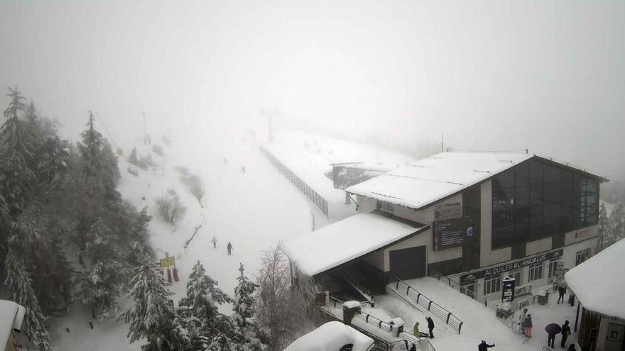 Una gran nevada obliga a cerrar de nuevo Sierra Nevada y deja imágenes espectaculares: &quot;Parece sacado de una película&quot;