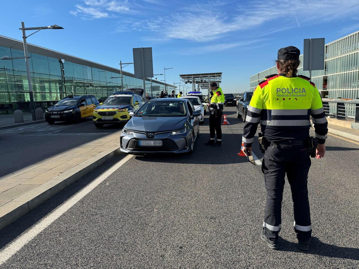 Control de los Mossos en el aeropuerto de Barcelona