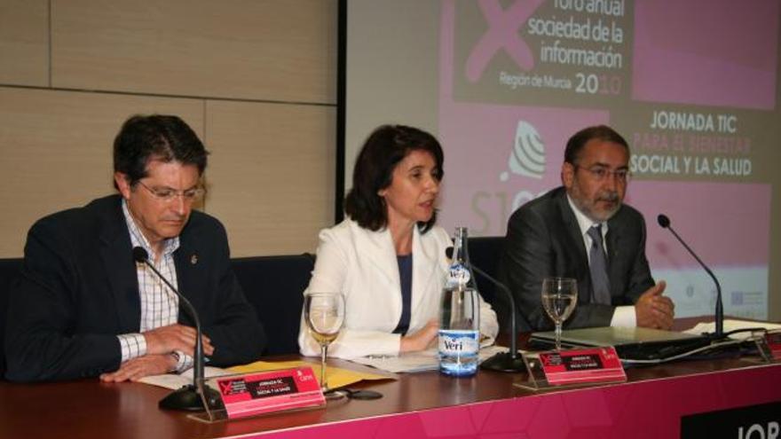 La consejera de Hacienda y el alcalde inauguraron las jornadas, incluidas en el Foro de la Sociedad de la Información